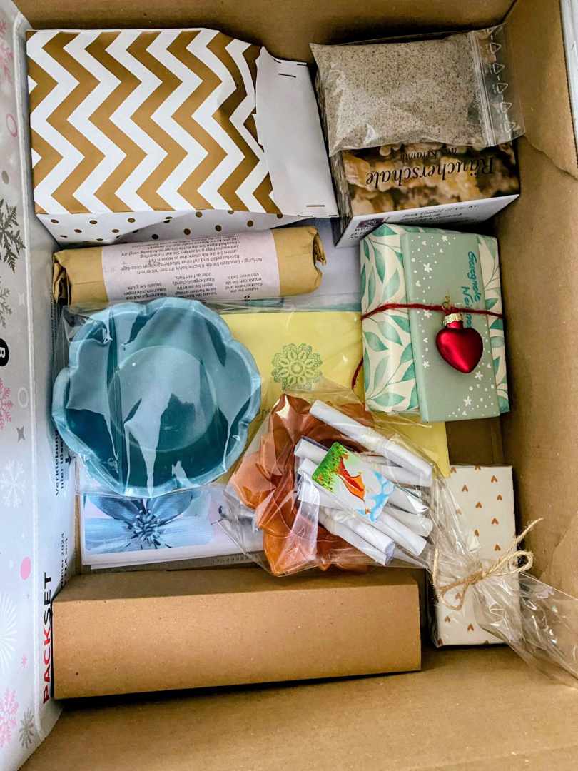 Rauhnaechte Paket Ein persönliches, umfangreiches, liebevoll sortiertes Rauhnacht-Paket nach Hause – mit allem, was du für die 12 magischen Rauhnächte und die folgenden 12 Monate brauchst