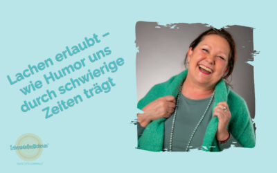 Herzhaft lachende Silke Steigerwald in türkisfarbenem Outfit – Symbolbild für Humor als Ressource in schwierigen Zeiten