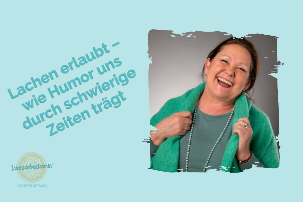 Herzhaft lachende Silke Steigerwald in türkisfarbenem Outfit – Symbolbild für Humor als Ressource in schwierigen Zeiten