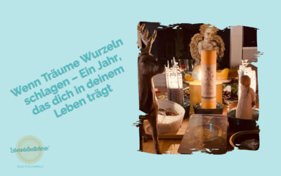 Ritualtisch mit Kerzen, Holzfigur, Hirsch und Symbolen für die Rauhnächte – Begleitung durch Silke Steigerwalds Jahreskurs.