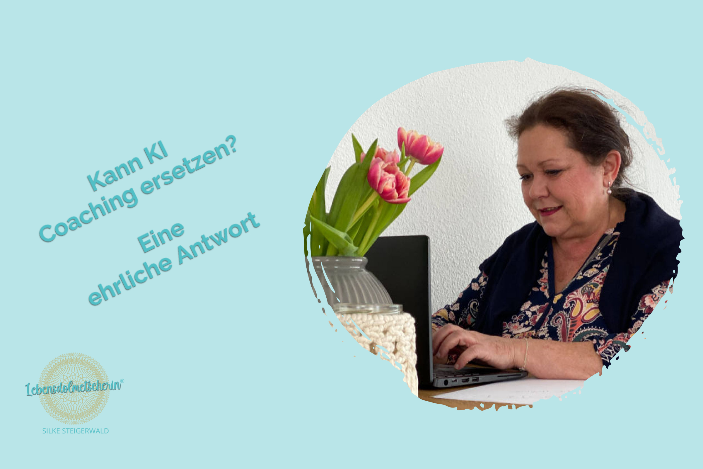 Blog-Titelbild Kann KI Coaching ersetzen Silke Steigerwald arbeitet an einem Laptop in warmer, ruhiger Atmosphäre – Symbol für die Verbindung von Technologie und menschlichem Coaching