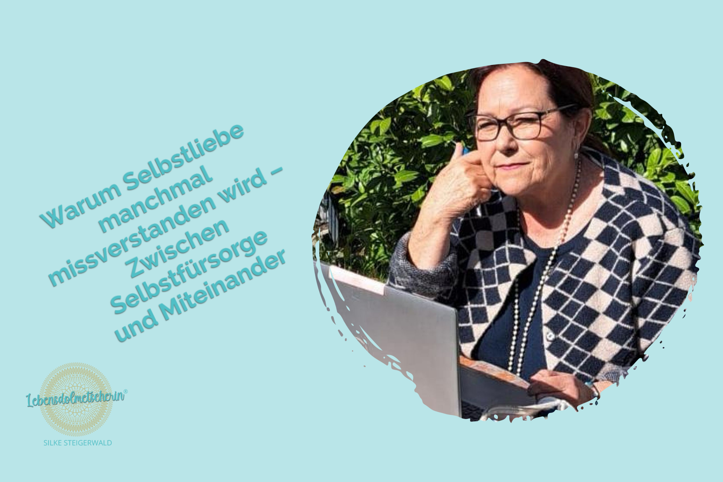 Silke Steigerwald sitzt mit Laptop im Garten und blickt nachdenklich in die Ferne. Das Titelbild begleitet den Blogartikel „Warum Selbstliebe manchmal missverstanden wird – Zwischen Selbstfürsorge und Miteinander“.