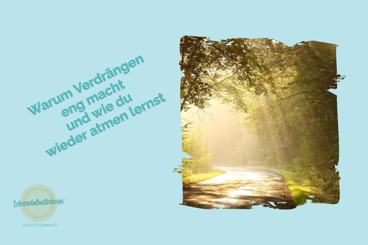 Titelbild zum Blogartikel „Warum Verdrängen eng macht und wie du wieder atmen lernst“. Zu sehen ist ein sonnendurchfluteter Waldweg, der sich durch einen grünen Wald schlängelt.