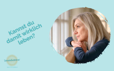 Blog-Titelbild mit der Aufschrift „Kannst du wirklich damit leben?“ und dem Foto einer nachdenklichen Frau mit grauem Haar, die die Arme aufgestützt hat und aus dem Fenster blickt.