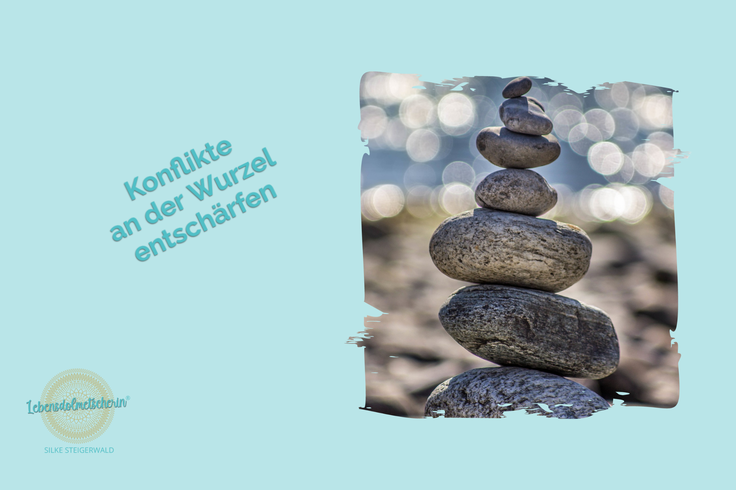 Ein beruhigender Stapel aus glatten, grauen Kieselsteinen am Ufer, im Hintergrund glitzert das Sonnenlicht auf sanften Wasserwellen.